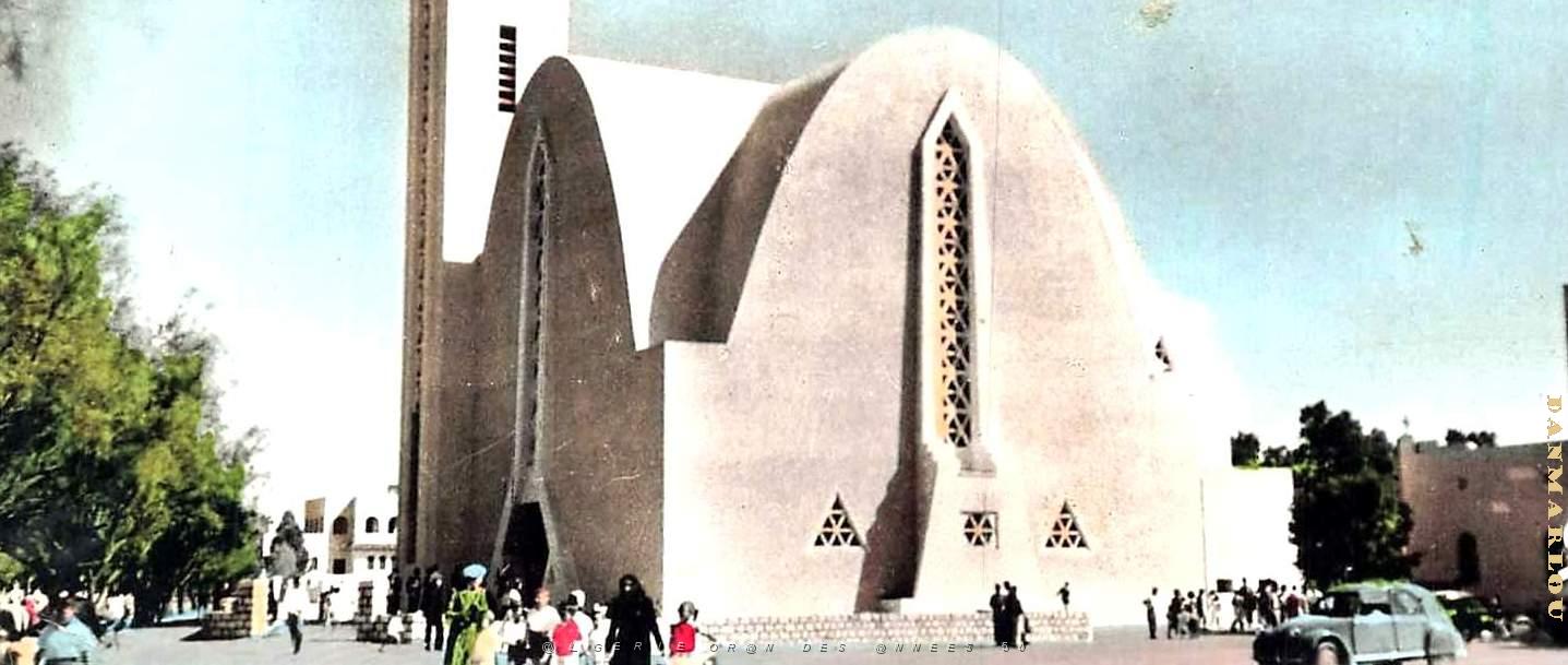 3048- Colomb-Bechar - Eglise Notre-Dame du Sahara2 - Sortie de Messe.jpg